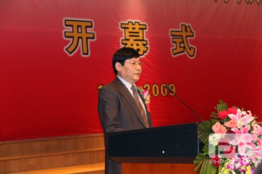 海伦钢琴董事长陈海伦在台上讲话