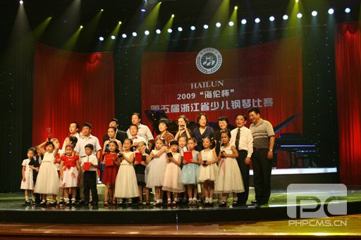 大赛工作人员与小朋友们合影留念