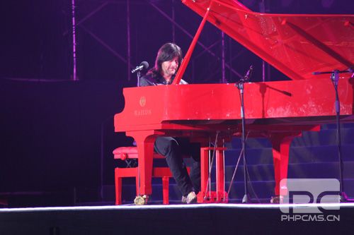 海伦中国红九尺钢琴