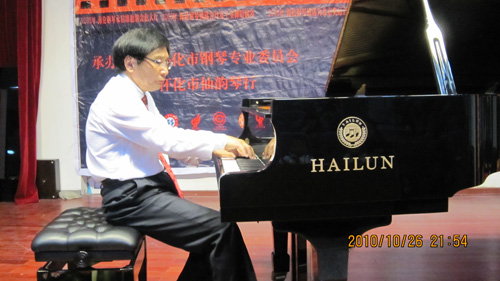 赵晓生在演奏海伦钢琴