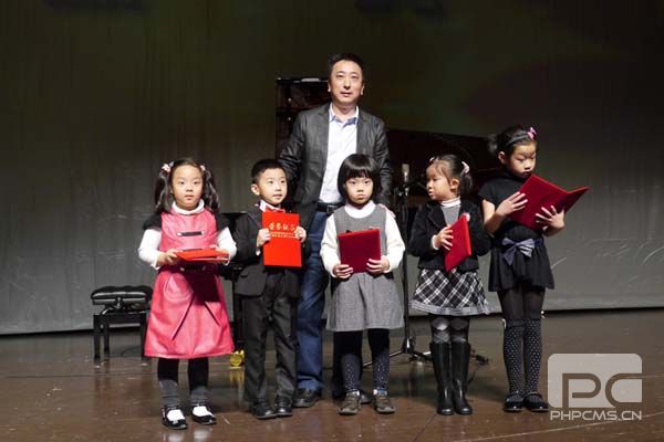 海音乐器公司叶辉经理为获奖选手颁奖