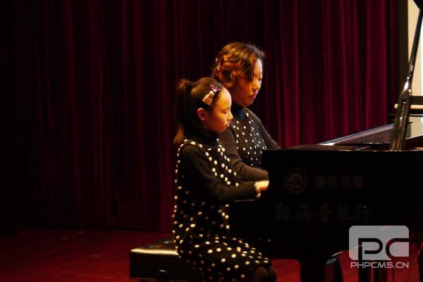 有不少家长也热情地参加比赛，这是一对母女选手